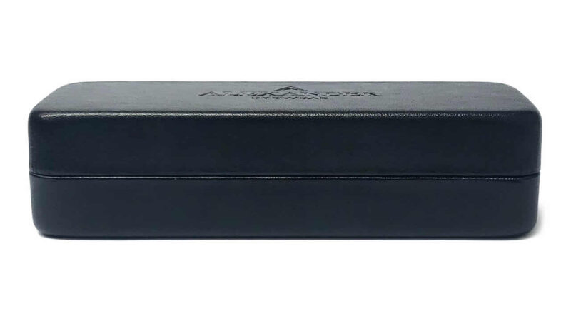 Estuche para lentes en color negro en metal